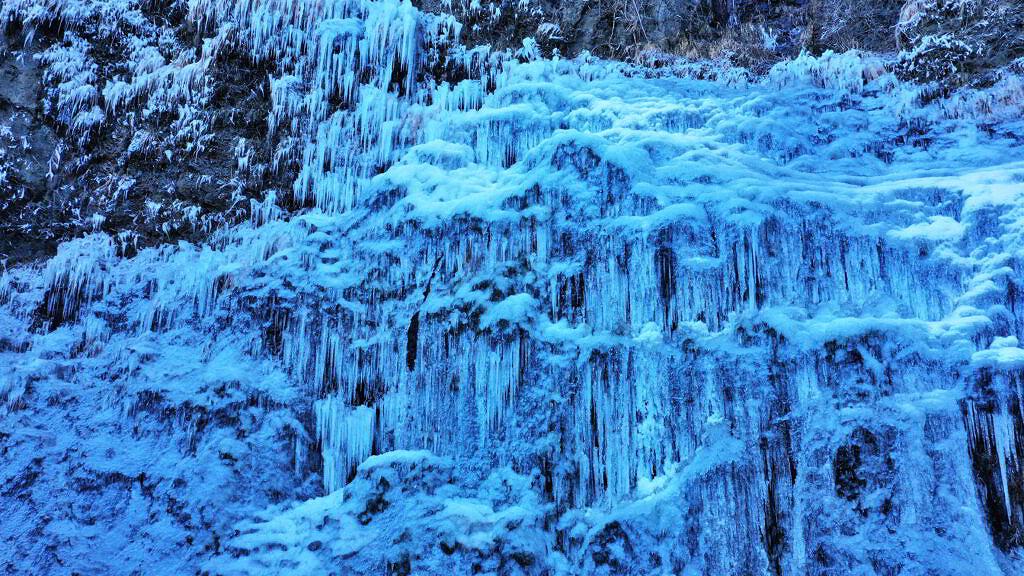 【阿蘇市一の宮町】自然が作り出す氷の芸術！古閑の滝
